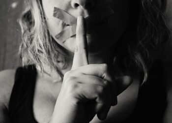 Libera i tuoi pensieri e Fuori dalla gabbia: a Pizzo una manifestazione contro la violenza psicologica