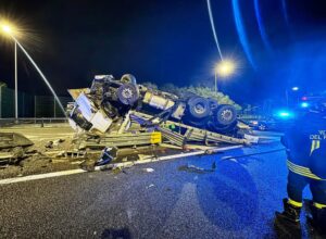 Un camion si ribalta tre volte lungo l’autostrada A2 del Mediterraneo