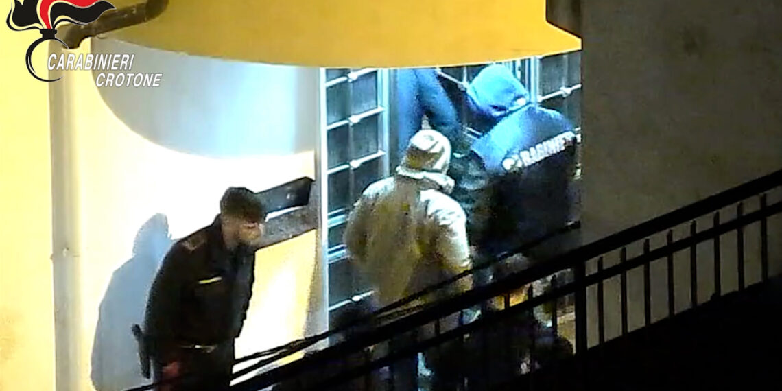 Avevano agevolato la latitanza di due sodali della locale di Cirò: arrestati dai Carabinieri (VIDEO)