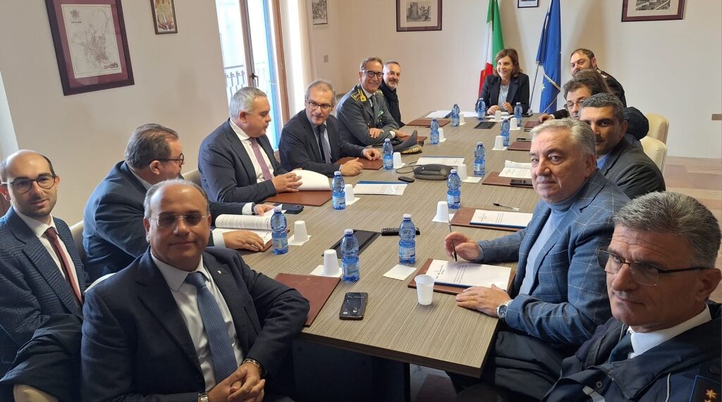 Sottoscritto il protocollo d’intesa per la prevenzione amministrativa antimafia nel settore turistico-alberghiero e della ristorazione 1 Sottoscritto il protocollo d’intesa per la prevenzione amministrativa antimafia nel settore turistico-alberghiero e della ristorazione