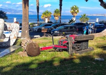 Si ribalta un trattore sul lungomare di Reggio Calabria