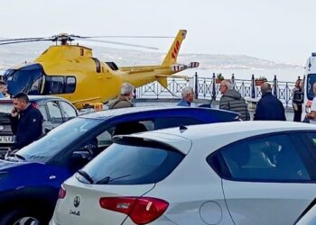 Cede un palo della luce in Piazza della Repubblica a Pizzo, ferito alla testa un ceramista