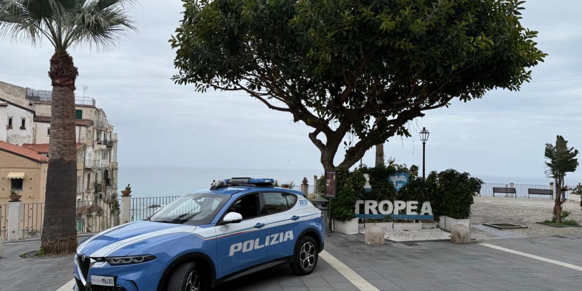 La Polizia trova della droga in un'auto abbandonata a Tropea 1 La Polizia trova della droga in un’auto abbandonata a Tropea