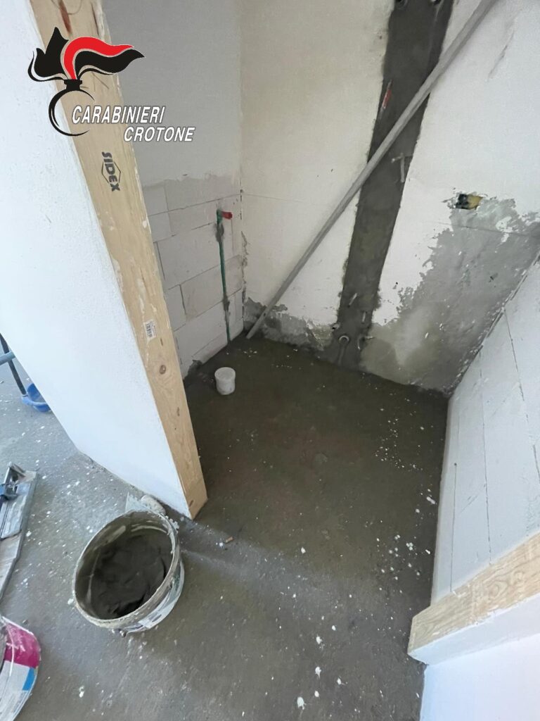 I Carabinieri denunciano due persone a Strongoli per violazioni edilizie 2 signal 2025 11 12 185221 001