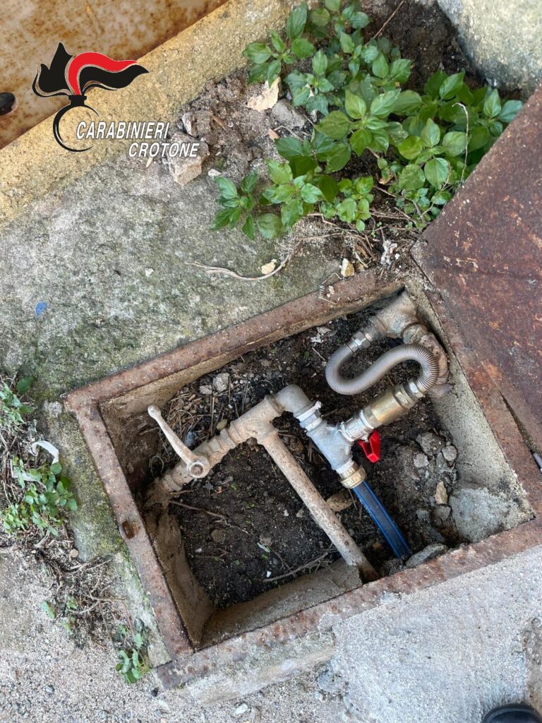 I Carabinieri denunciano due persone a Strongoli per violazioni edilizie 3 signal 2025 11 12 185221 003