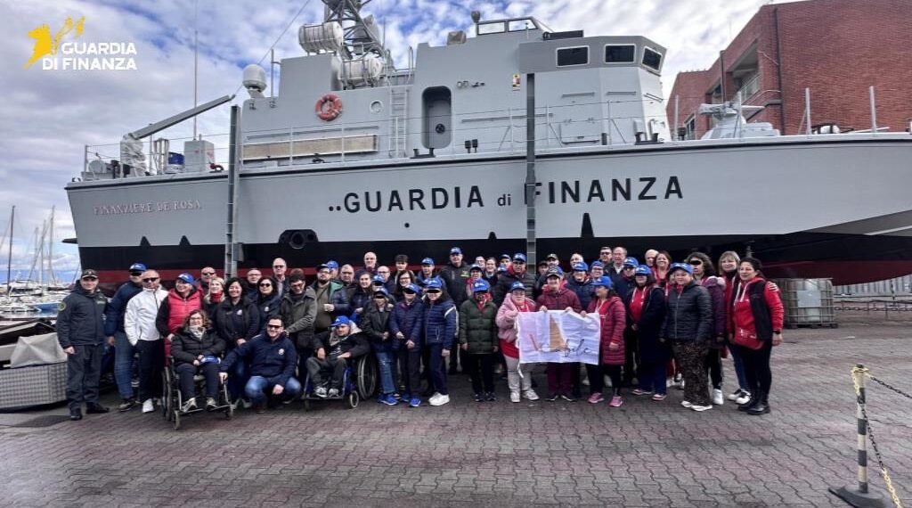 La Guardia di Finanza e il “Circolo Velico Santa Venere” insieme per una giornata speciale 1 La Guardia di Finanza e il “Circolo Velico Santa Venere” insieme per una giornata speciale