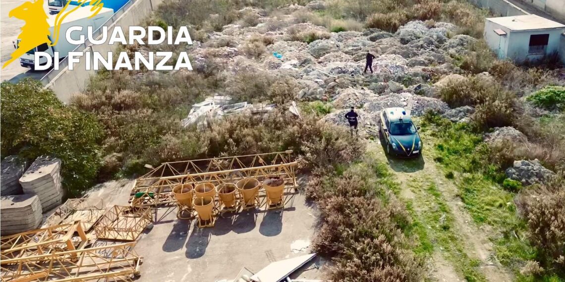 Sequestrata dalla Guardia di Finanza una discarica abusiva di rifiuti speciali nel crotonese (VIDEO)