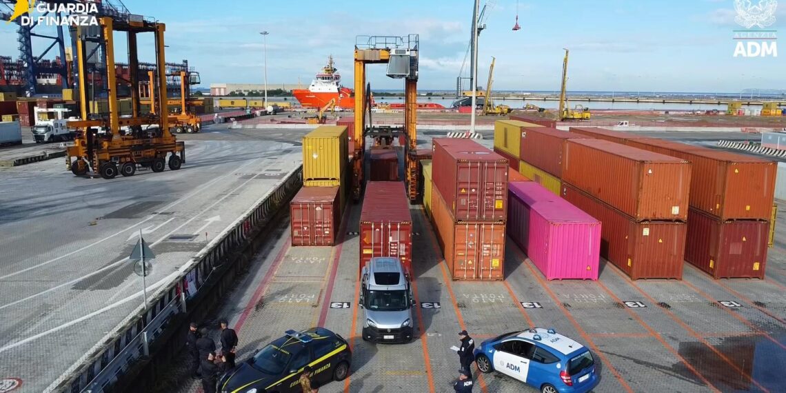 Scoperti fuochi d’artificio illegali nel porto di Gioia Tauro (VIDEO)