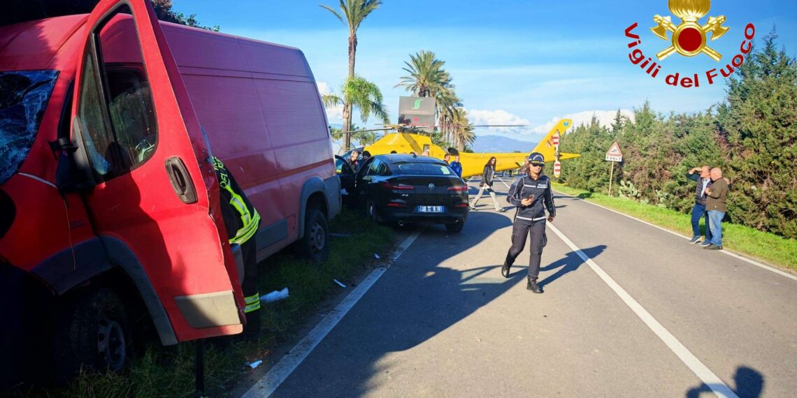 Pizzo, scontro frontale tra due furgoni. Un ferito trasportato in eliambulanza