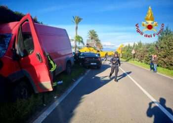 Pizzo, scontro frontale tra due furgoni. Un ferito trasportato in eliambulanza