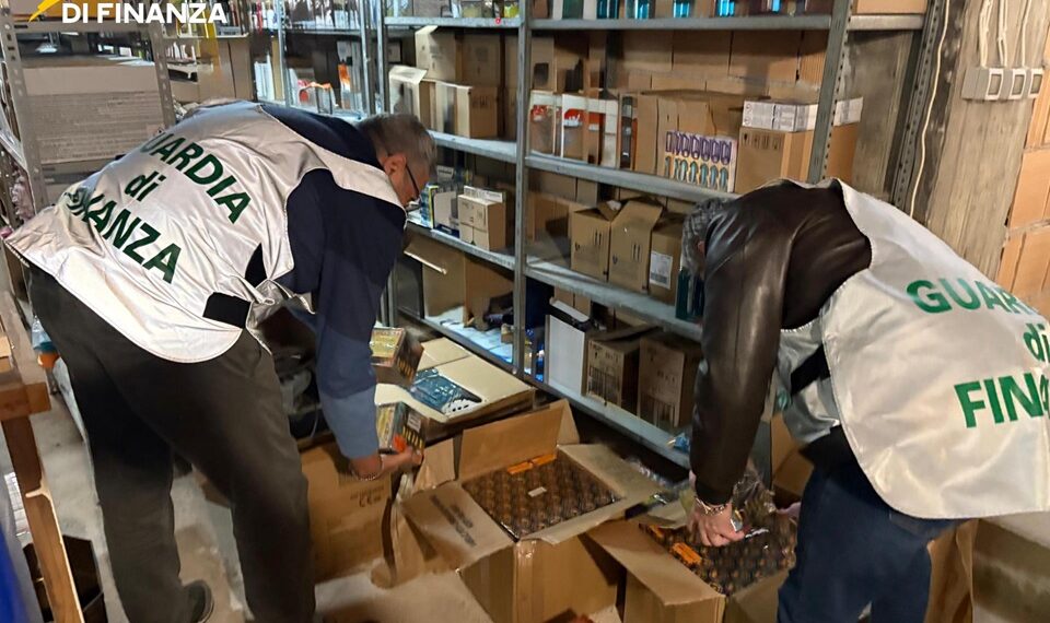 Sequestrata a Cassano alla Ionio una tonnellata di fuochi d’artificio detenuti illegalmente (VIDEO)