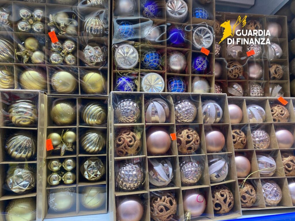 18122025 032144 Sequestri oggetti natalizi
