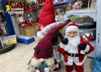 La Guardia di Finanza sequestra addobbi natalizi e giocattoni non conformi a Vibo Valentia (VIDEO)