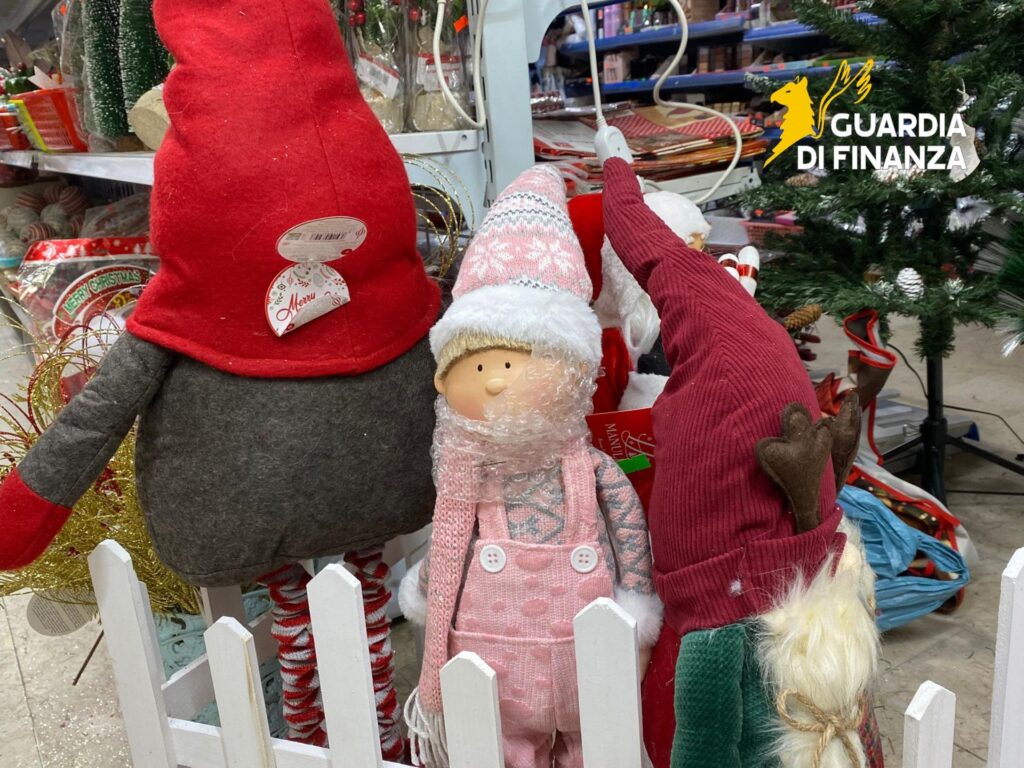 18122025 032216 Sequestri oggetti natalizi 1
