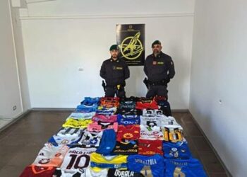 Sequestrati a Catanzaro diversi capi di abbigliameno contraffatti