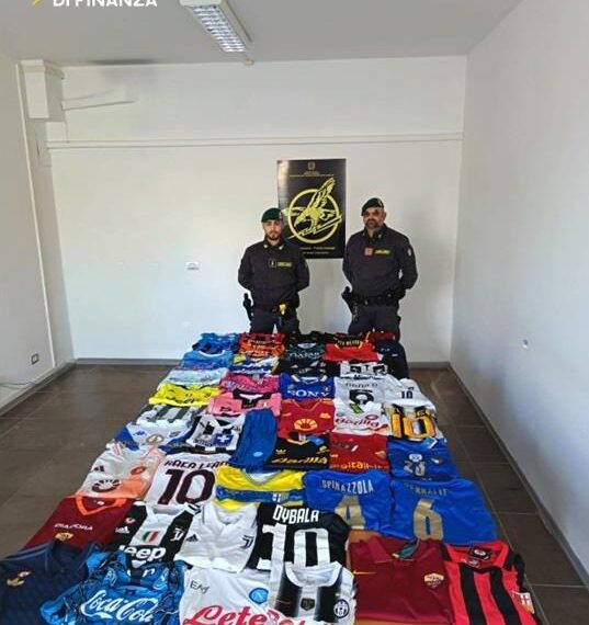 Sequestrati a Catanzaro diversi capi di abbigliameno contraffatti
