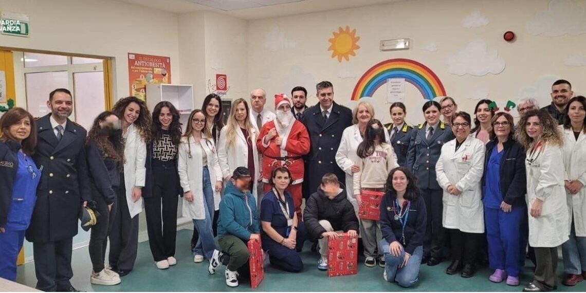 Il comando provinciale della Guardia di Finanza ha consegnato i regali di Natale ai bambini ricoverati negli ospedali di Catanzaro