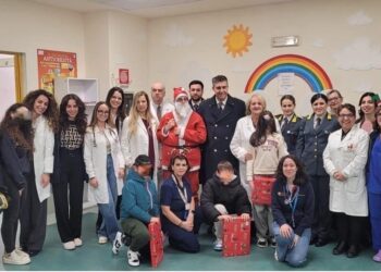 Il comando provinciale della Guardia di Finanza ha consegnato i regali di Natale ai bambini ricoverati negli ospedali di Catanzaro