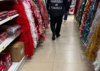 Sequestrati a Crotone oltre 16.000 articoli natalizi non conformi agli standard di sicurezza (VIDEO)