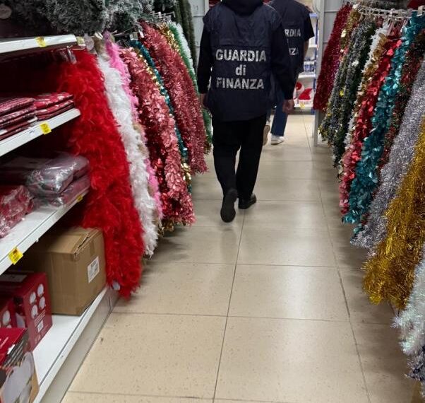 Sequestrati a Crotone oltre 16.000 articoli natalizi non conformi agli standard di sicurezza (VIDEO)