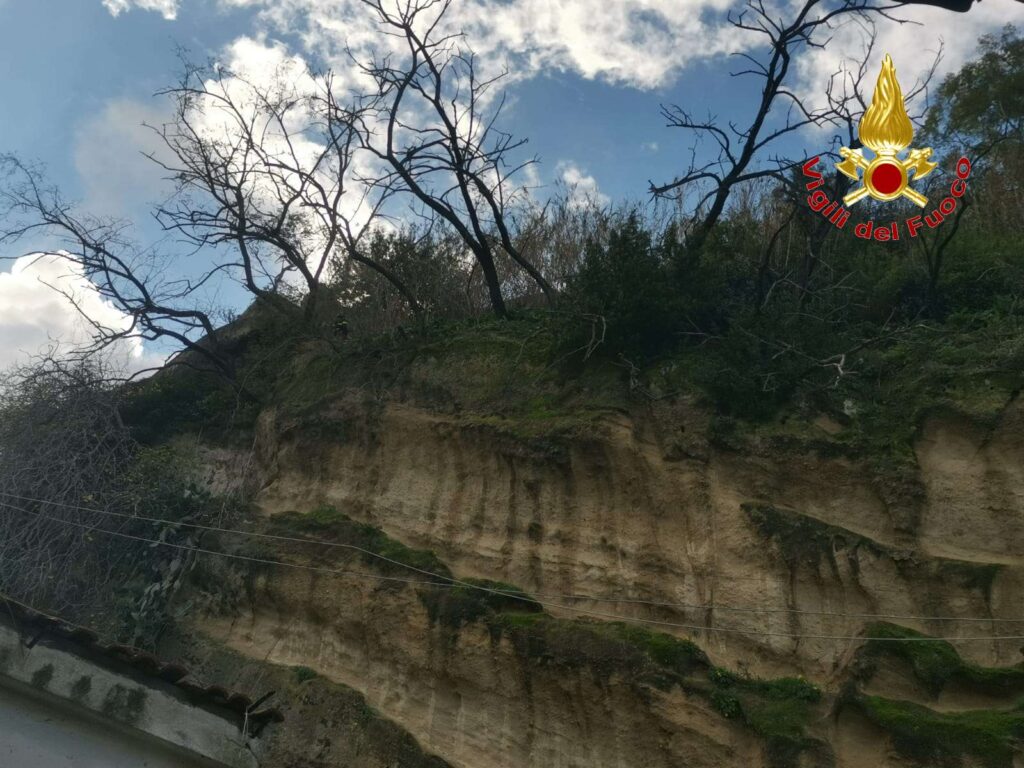 Pizzo, intervento dei Vigili del Fuoco per rimuovere alberi pericolanti sul costone di Discesa Seggiola (FOTO) 2 5wtmk