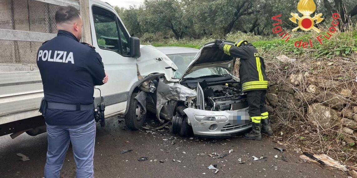 Scontro tra una Citroën C3 e un autofurgone Iveco Daily a Lamezia Terme