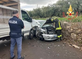 Scontro tra una Citroën C3 e un autofurgone Iveco Daily a Lamezia Terme