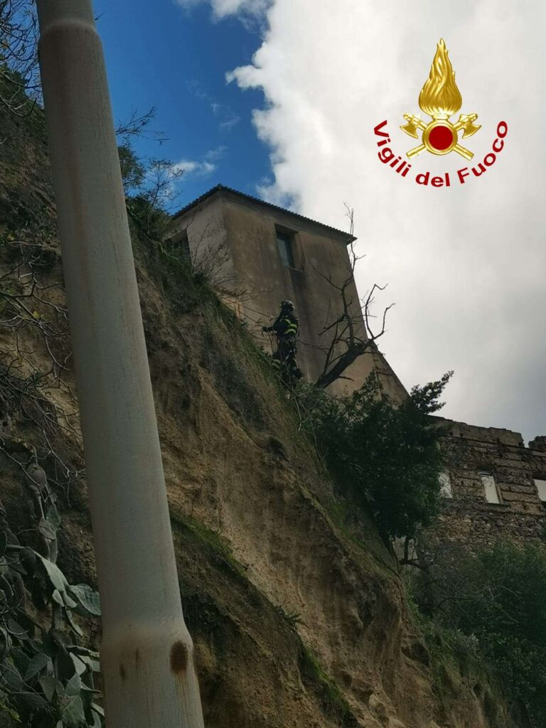 Pizzo, intervento dei Vigili del Fuoco per rimuovere alberi pericolanti sul costone di Discesa Seggiola (FOTO) 6 8wtmk