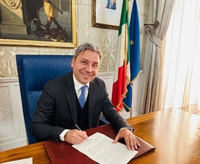 Giancarlo Lamensa è subentrato a Rosaria Succurro, dopo che lei ha optato per il Consiglio Regionale 1 Giancarlo Lamensa è subentrato a Rosaria Succurro, dopo che lei ha optato per il Consiglio Regionale