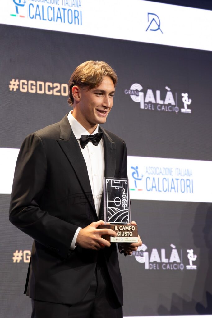 Francesco Pio Esposito riceve il premio il Campo Giusto