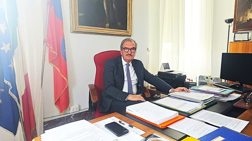 Caos Vibonese, il sindaco, colto di sorpresa dal dietrofront della società, cerca adesso di creare una cordata 1 Romeo torna da Roma con una speranza che è quasi certezza: la delocalizzazione a Vibo Marina si farà