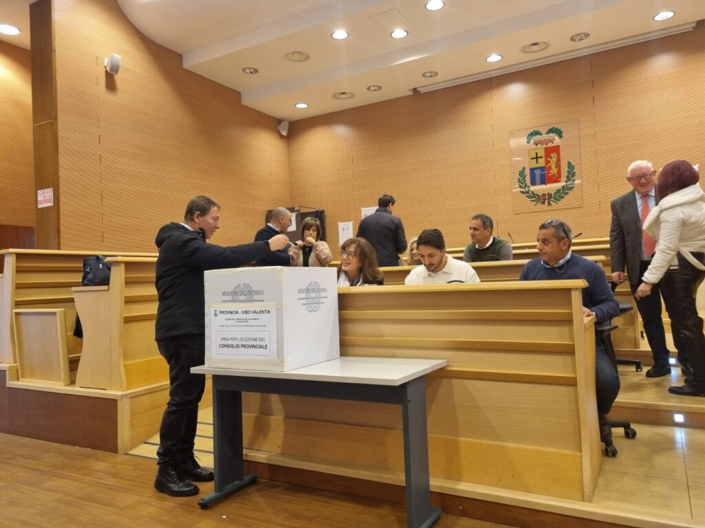 Provincia di Vibo Valentia, il voto ponderato ridisegna il Consiglio e crea smottamenti nelle coalizioni (VIDEO) 3 Una fase delle votazioni del 12 dicembre