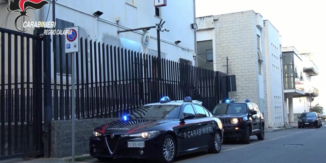 Parte un colpo di pistola accidentalmente e ferisce il giovane amico (VIDEO)