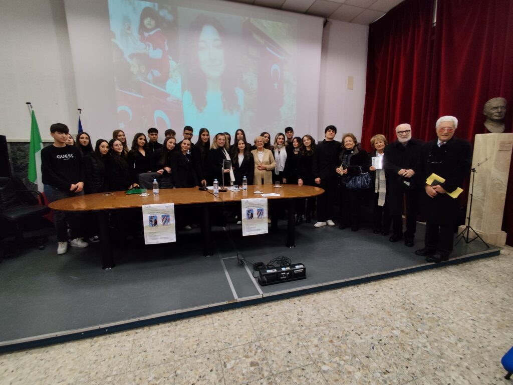 Vibo Valentia, al Liceo Classico Radici per il Futuro e Rotary Hipponion parlano del “prezzo della pace” 3 WhatsApp Image 2025 12 06 at 13.00.21