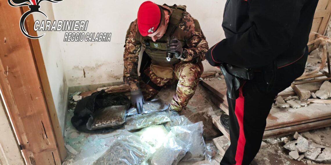 I Carabinieri sequestrano 3,5 chili di marijuana nascosta ad Africo