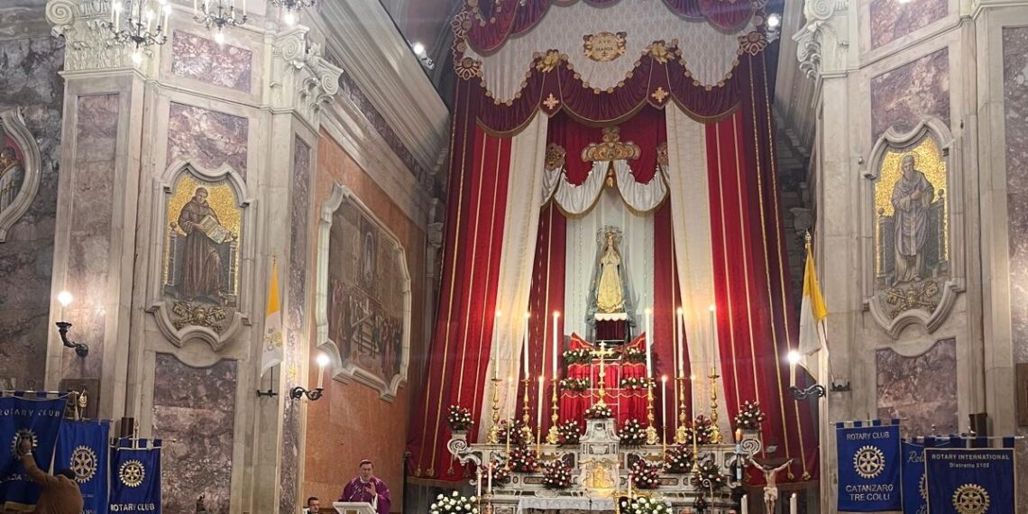 Un gruppo di fedeli si accorge che la statua dell’Immacolata è senza la preziosa Corona del Rosario