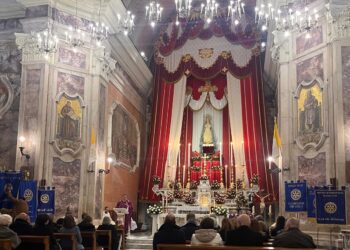 Un gruppo di fedeli si accorge che la statua dell’Immacolata è senza la preziosa Corona del Rosario