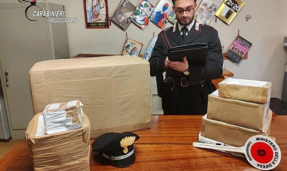 I carabinieri scoprono un arsenale pirotecnico dal peso di 120 chili in un garage a Rizziconi