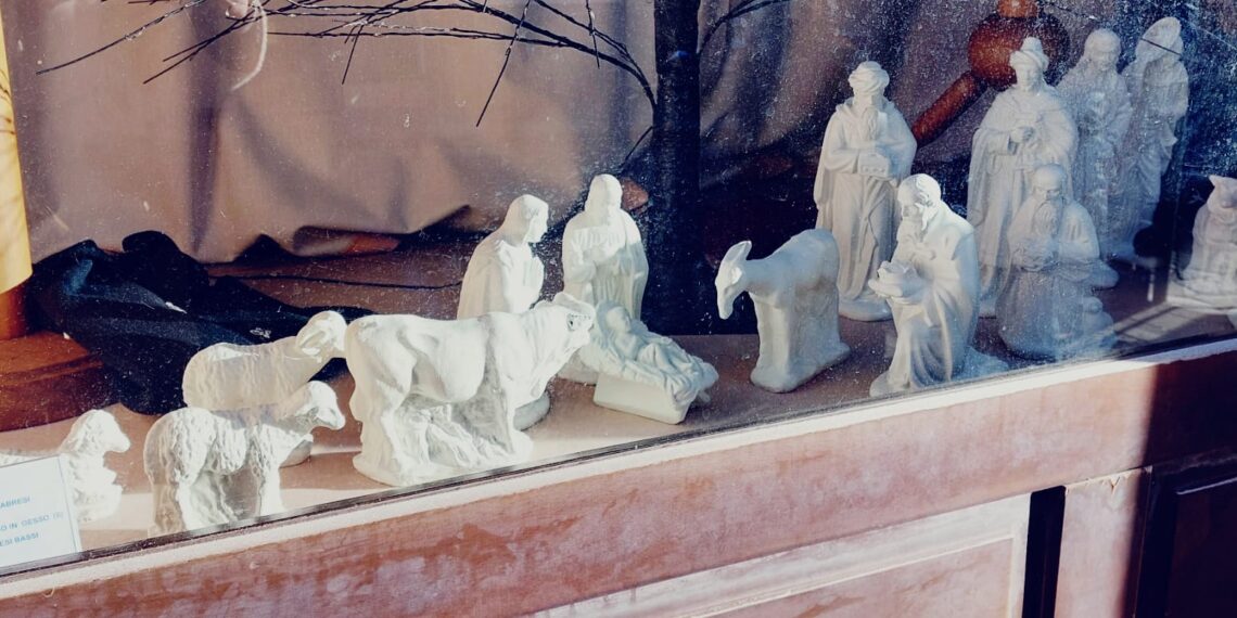 Quando il Natale si accende nelle vetrine: Corso Umberto I a Vibo Valentia e la magia del presepe