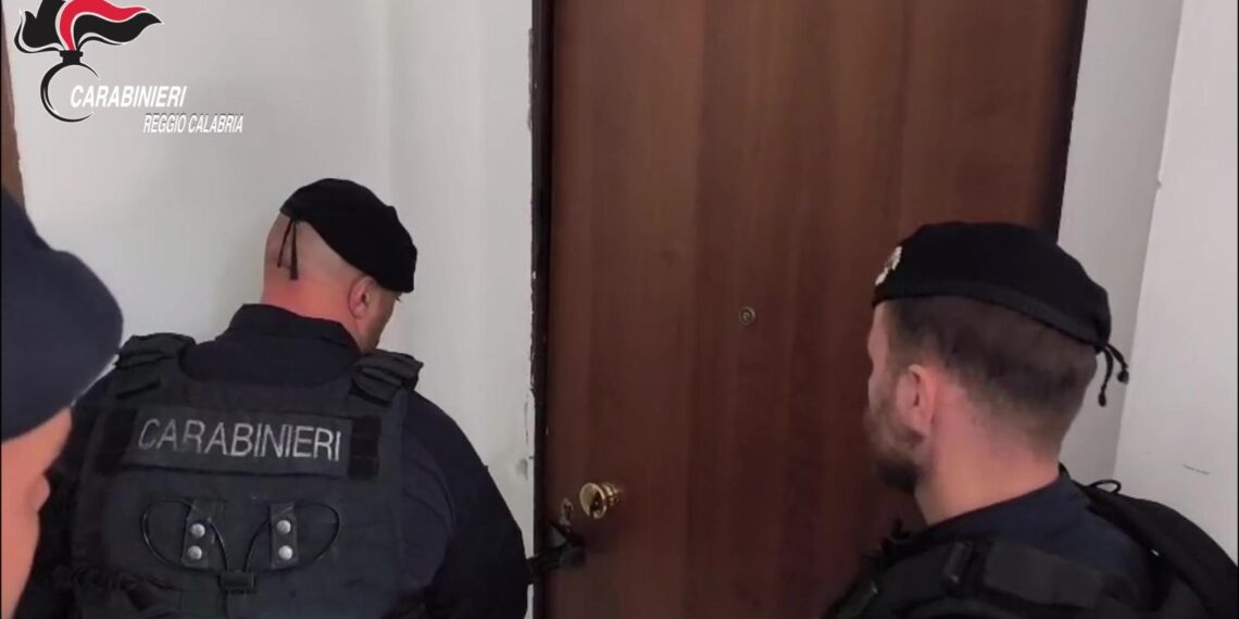 I carabinieri di Reggio Calabria arrestano un uomo per detenzione di armi e droga