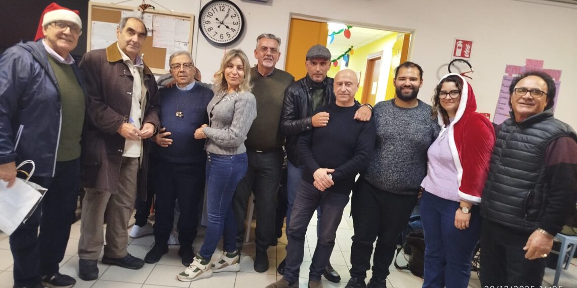 I musicisti Ligarò, Froio e Caligiuri regalano un sorriso agli ospiti delle strutture di Don Alfonso Velonà