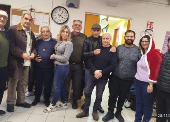 I musicisti Ligarò, Froio e Caligiuri regalano un sorriso agli ospiti delle strutture di Don Alfonso Velonà