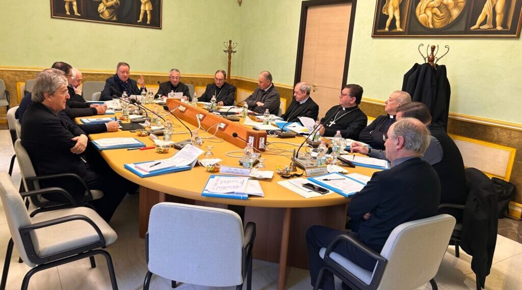 «Impegno per la Calabria e preghiera contro le guerre», lo sprone della Conferenza Episcopale 1 «Impegno per la Calabria e preghiera contro le guerre», lo sprone della Conferenza Episcopale