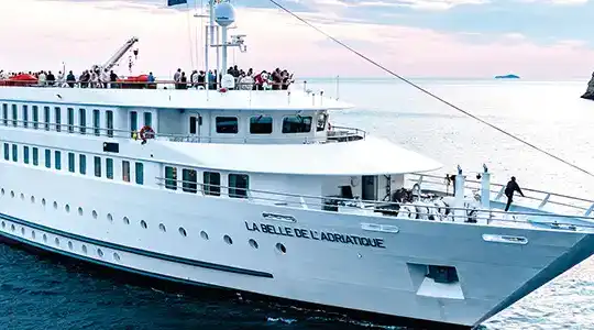 Ritorna a Vibo Marina “La Belle de l’Adriatique”. Arriva nel 2026 Il “Veliero Wind Surf” 1 Ritorna a Vibo Marina “La Belle de l’Adriatique”. Arriva nel 2026 Il “Veliero Wind Surf”