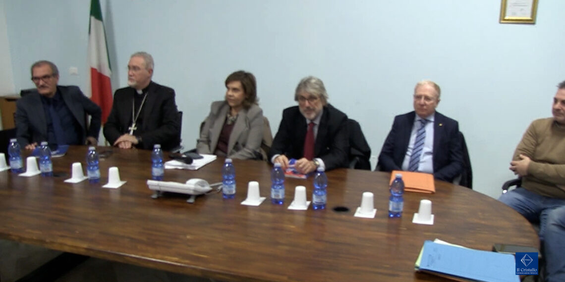 Emergenza sanitaria vibonese, mentre è in corso il tavolo in Prefettura, cittadini e sindaci si schierano (VIDEO)