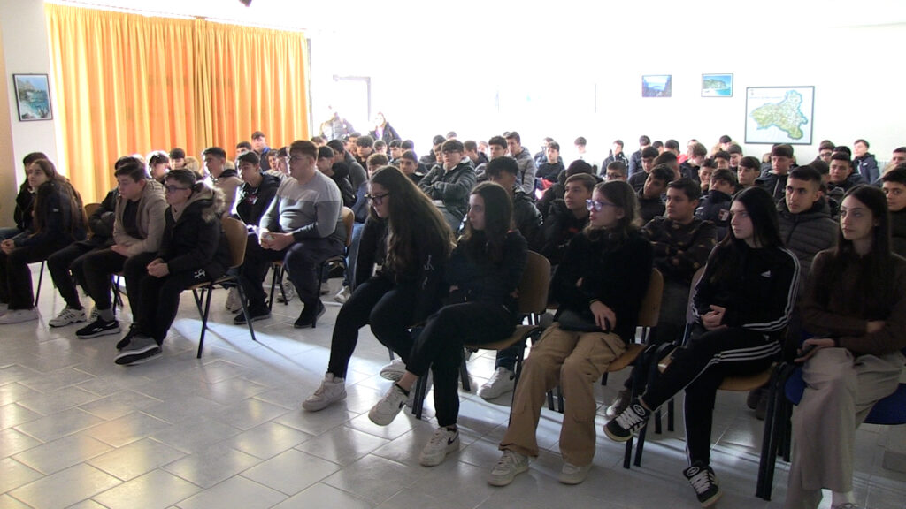 Dire NO al bullismo, un messaggio per gli alunni dell'ITC e dell'ITE di Vibo Valentia (VIDEO) 2 da mettere su dvd.00 00 34 28866.Immagine1435