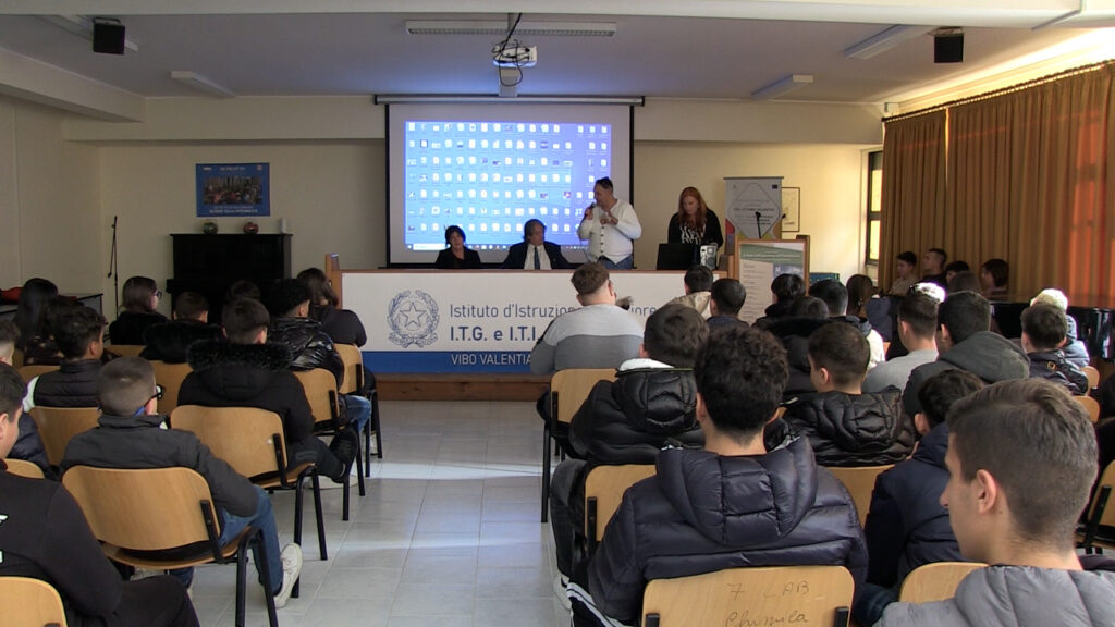 Dire NO al bullismo, un messaggio per gli alunni dell'ITC e dell'ITE di Vibo Valentia (VIDEO) 3 da mettere su dvd.00 00 39 47223.Immagine1434