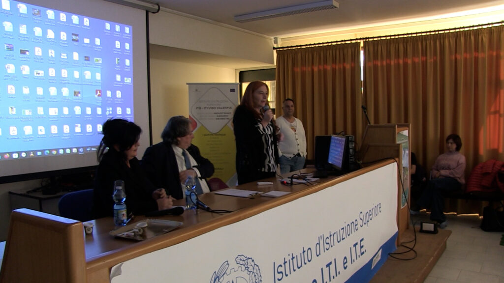 Dire NO al bullismo, un messaggio per gli alunni dell'ITC e dell'ITE di Vibo Valentia (VIDEO) 4 da mettere su dvd.00 01 53 01495.Immagine1436