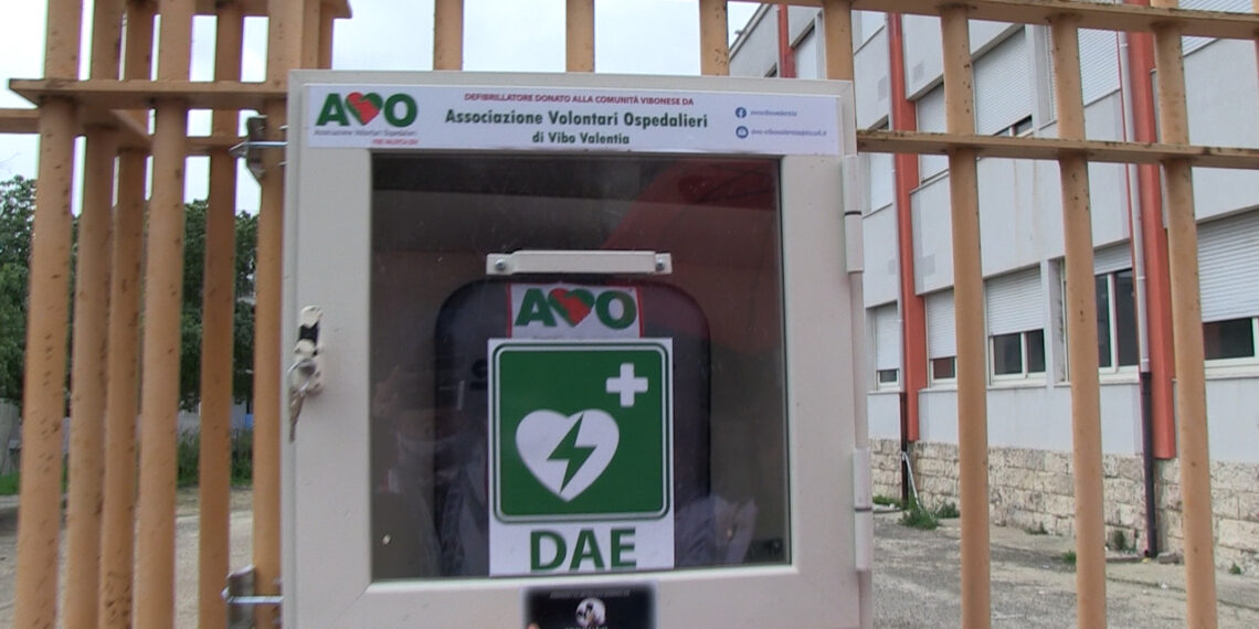 Vibo Valentia, l’AVO dona un defibrillatore al servizio della comunità (VIDEO)