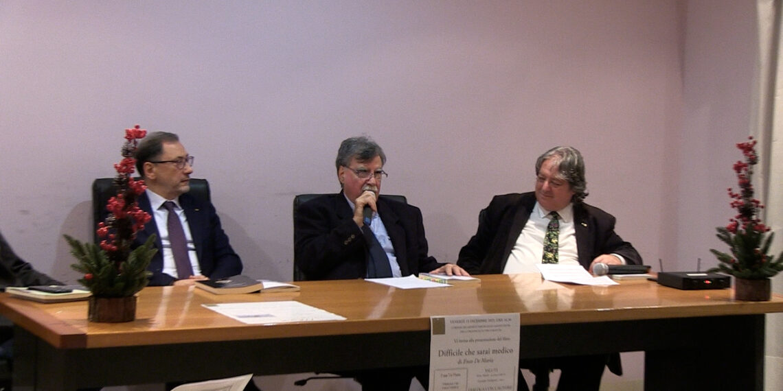 “Difficile che sarai medico”, la favola moderna di Enzo De Maria presentata a Vibo Valentia (VIDEO)